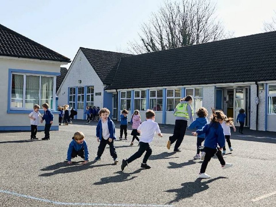 Σε μια εποχή όπου η πρόσβαση των παιδιών στα smartphones θεωρείται σχεδόν αυτονόητη, μια μικρή παραθαλάσσια πόλη της Ιρλανδίας επιχειρεί να ανατρέψει αυτή τη συνθήκη, προκαλώντας διεθνές ενδιαφέρον / AΡ