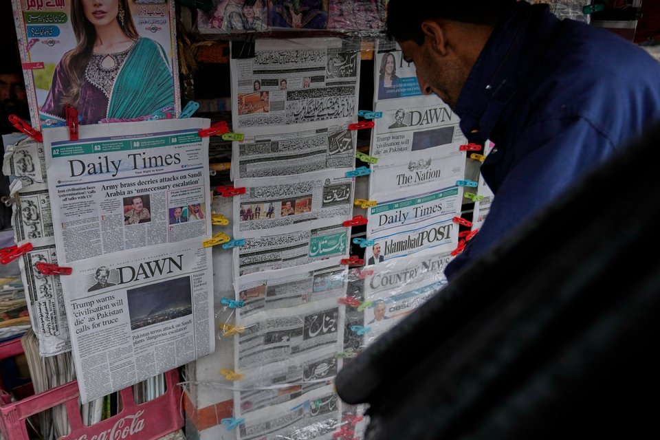 Ισλαμαμπάντ, πολίτες διαβάζουν ειδήσεις / Φωτογραφία: AP  