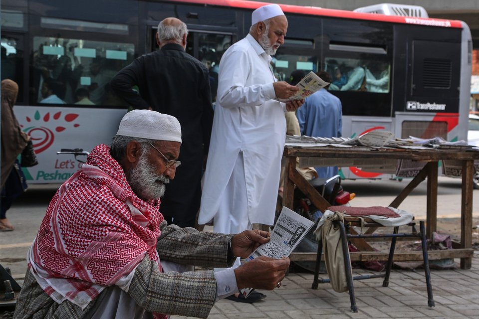Ισλαμαμπάντ, πολίτες διαβάζουν ειδήσεις / Φωτογραφία: AP 