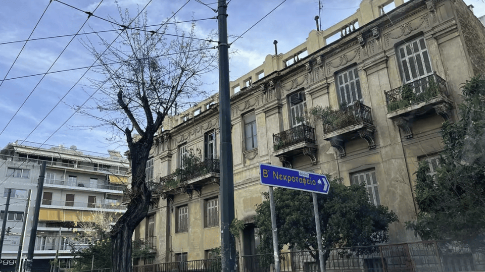 Στη λεωφόρο 28ης Οκτωβρίου [που γνωρίζουμε και ως «Πατησίων»], ανάμεσα σε τρόλεϊ, λεωφορεία και αδιάκοπη κίνηση, υπάρχει ένα κτίριο που μοιάζει να έχει μείνει εκτός χρόνου / ΙΝSTAGRAM