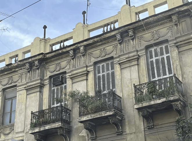 Στο ύψος του αριθμού 346, στη συμβολή με τη Λασκαράτου, στέκει μια πολυκατοικία που δεν εντυπωσιάζει μόνο με την όψη της, αλλά κυρίως με τη διάρκειά της / FACEBOOK