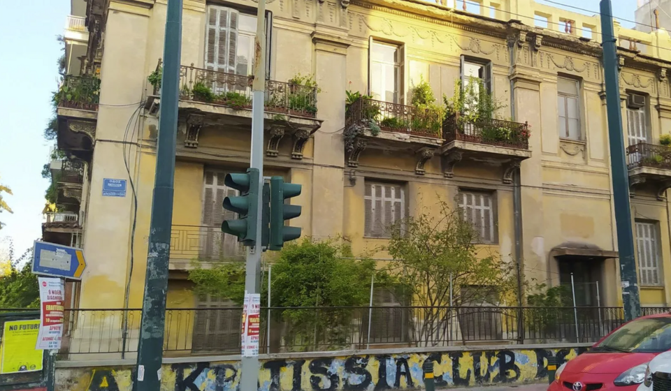 Πολλοί τη θεωρούν ως την παλαιότερη σωζόμενη πολυκατοικία της Αθήνας, ένα κτίσμα που ξεπερνά πλέον τον έναν αιώνα ζωής, διατηρώντας μάλιστα μέχρι σήμερα κατοίκους και καθημερινή χρήση / FACEBOOK