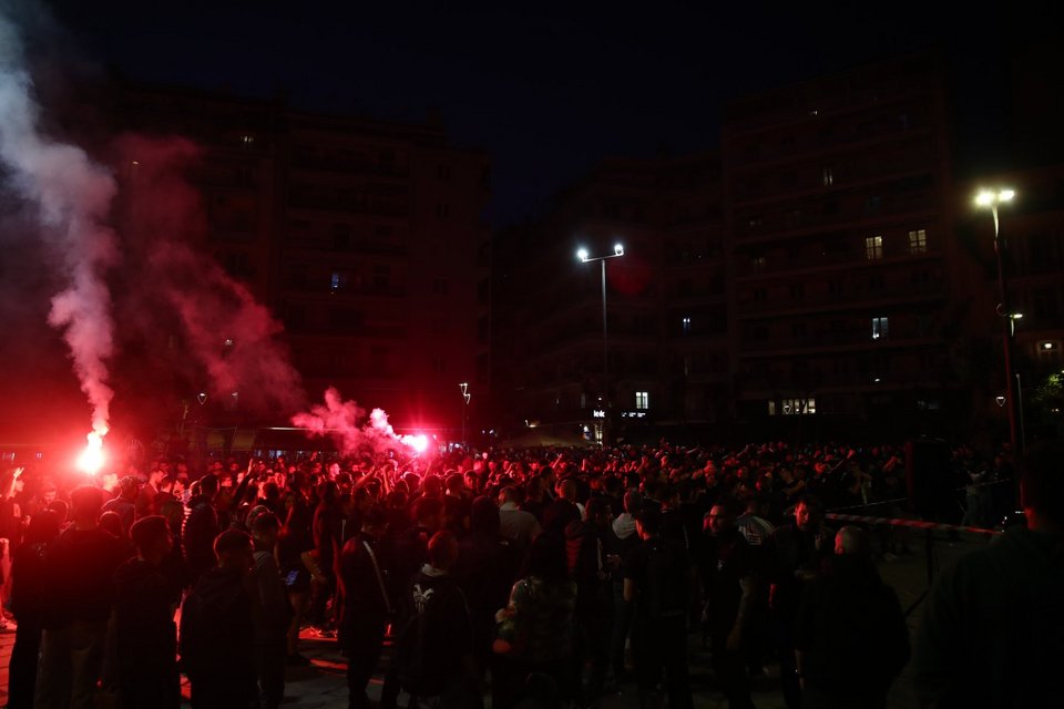 Οι φίλοι του ΠΑΟΚ στην πλατεία Ναυαρίνου για τον τελικό με την Μπιλμπάο.