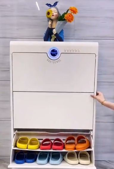 Παπουτσοθήκη που εξαλείφει τα βακτήρια και τις δυσάρεστες οσμές με την έξυπνη τεχνολογία της / Φωτογραφία: ΤikΤοk