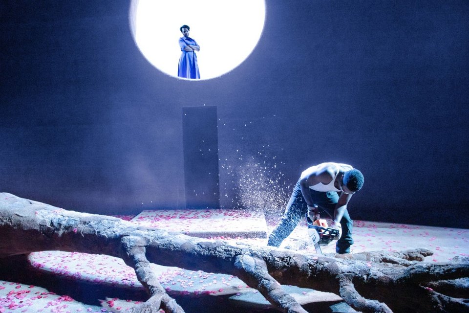 Μαγνητοσκοπημένη μετάδοση από το Wyndham Theatre στο West End. Στα αγγλικά με ελληνικούς υπότιτλους