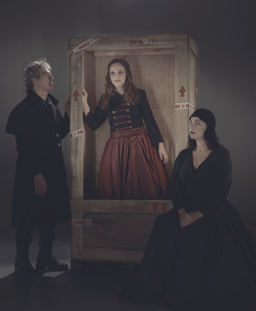 Η Τζούλια, κόρη αριστοκρατικής οικογένειας, έλκεται επικίνδυνα από τον Ζαν, υπηρέτη του σπιτιού. Ανάμεσά τους, η Κριστίν παρακολουθεί, αφουγκράζεται και μετρά τις συνέπειες