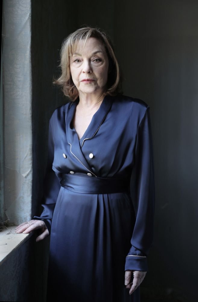 Η Ρένη Πιττακή, στον ρόλο της Τροφού, φέρει τη φωνή της μνήμης και της συνείδησης της τραγωδίας