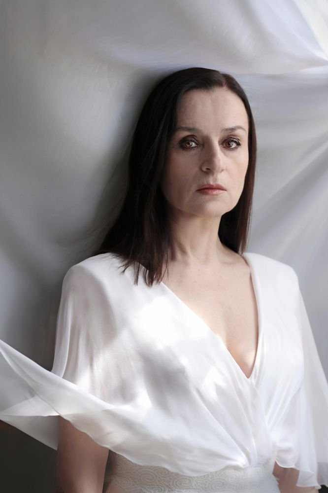 Με τη «Μήδεια» του Nikita Milivojević η Καρυοφυλλιά Καραμπέτη επιστρέφει, 29 χρόνια μετά τη θρυλική ερμηνεία της, στον εμβληματικό ρόλο, πρωταγωνιστώντας στην παράσταση του καλοκαιριού