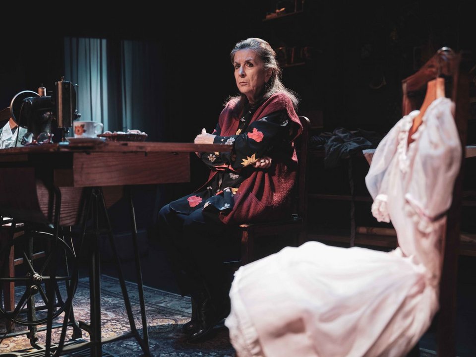 «Ο μονόλογος μιας μοδίστρας», του Πέτρου Ζούλια με τη Νένα Μεντή