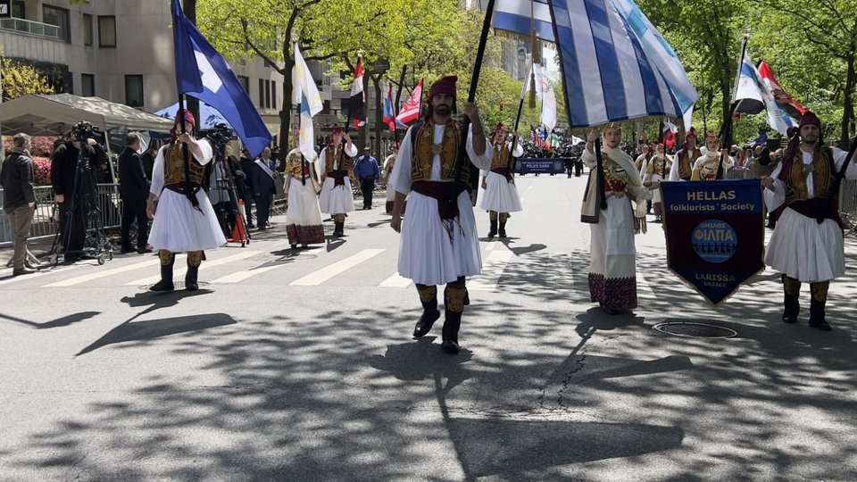 Την παρέλαση άνοιξε η έφιππη φρουρά της Αστυνομίας της Νέας Υόρκης, ακολουθούμενη από το λάβαρο της Ομοσπονδίας και τις σημαίες Ελλάδας και Ηνωμένων Πολιτειών, καθώς και από ιστορικά λάβαρα της Ελληνικής Επανάστασης