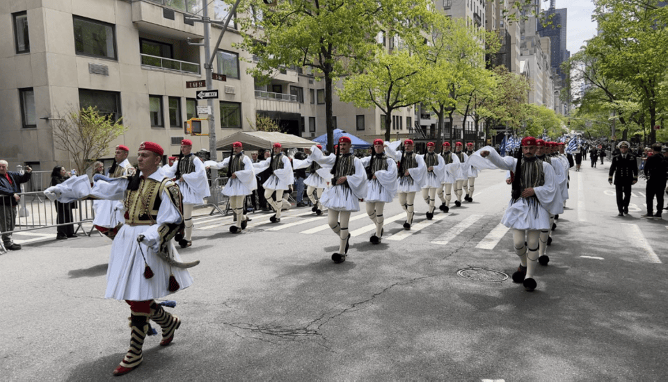 Οι θεατές κατά μήκος της 5ης Λεωφόρου χειροκροτούσαν αδιάκοπα κάθε τμήμα της πομπής