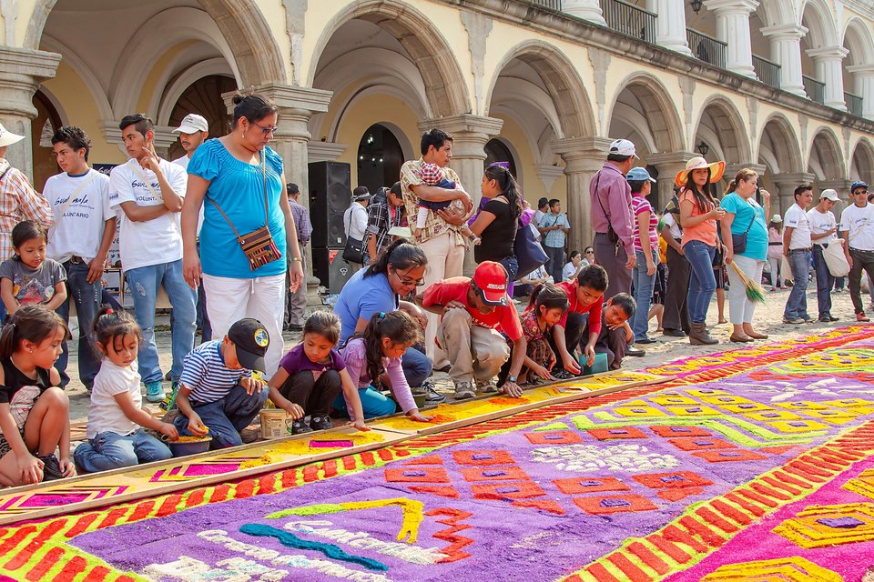 Τα πολύχρωμα «alfombras» / Φωτογραφία: AP