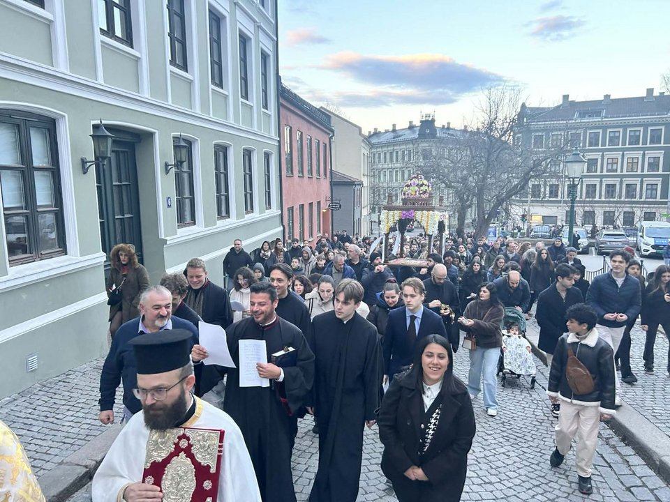 Ψαλμωδίες συνοδεύουν τον Επιτάφιο, ενώ εκατοντάδες πιστοί ακολουθούν με ευλάβεια