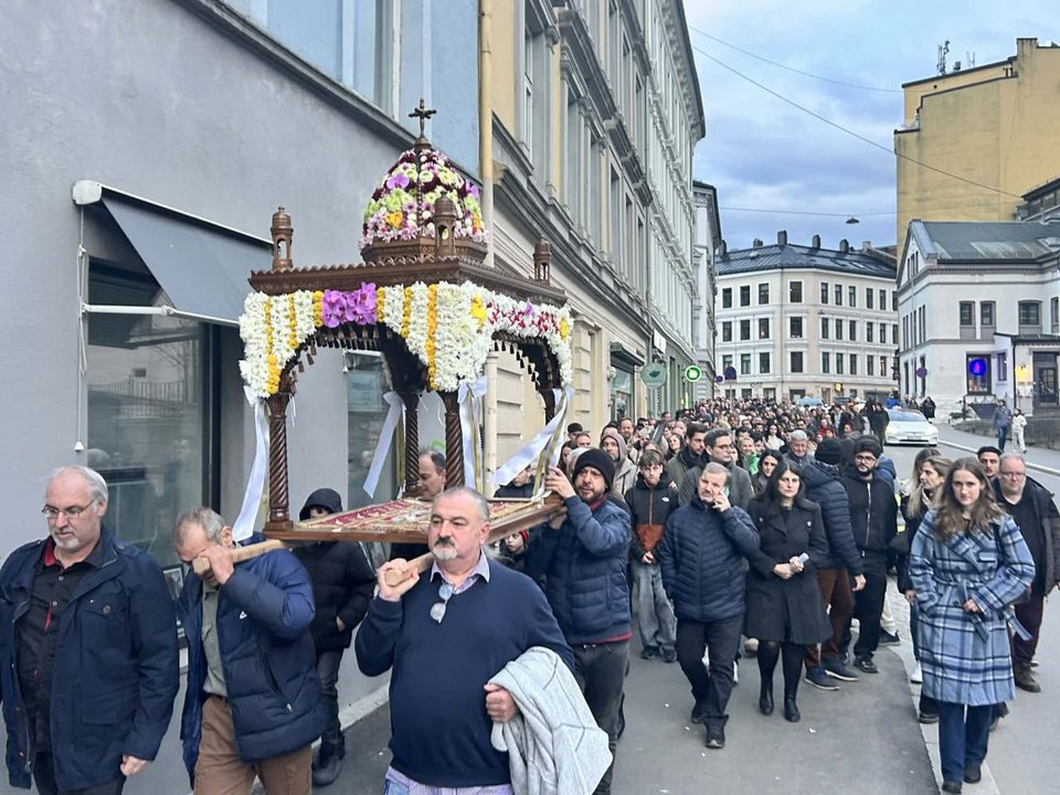 Μέσα στο ψυχρό φως του νορβηγικού βορρά, μια πομπή ξεδιπλώνεται αργά στους δρόμους του Όσλο. Οι ψαλμωδίες της Μεγάλης Παρασκευής σπάνε τη σιωπή της πόλης.
