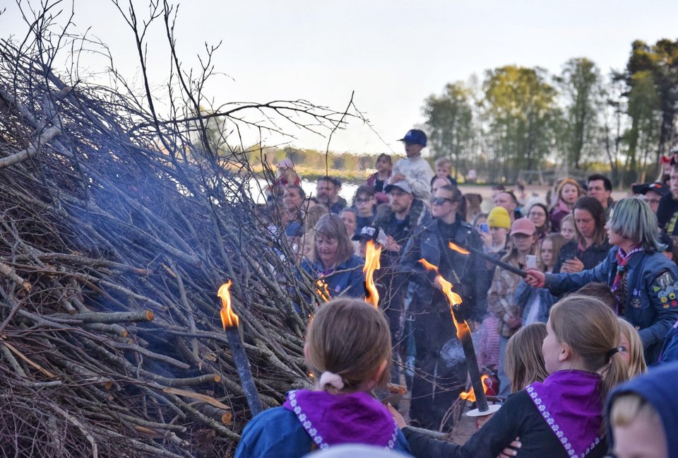 Άναμμα της φωτιάς του Πάσχα σε πόλη της Σουηδίας / Φωτογραφία: shutterstock 