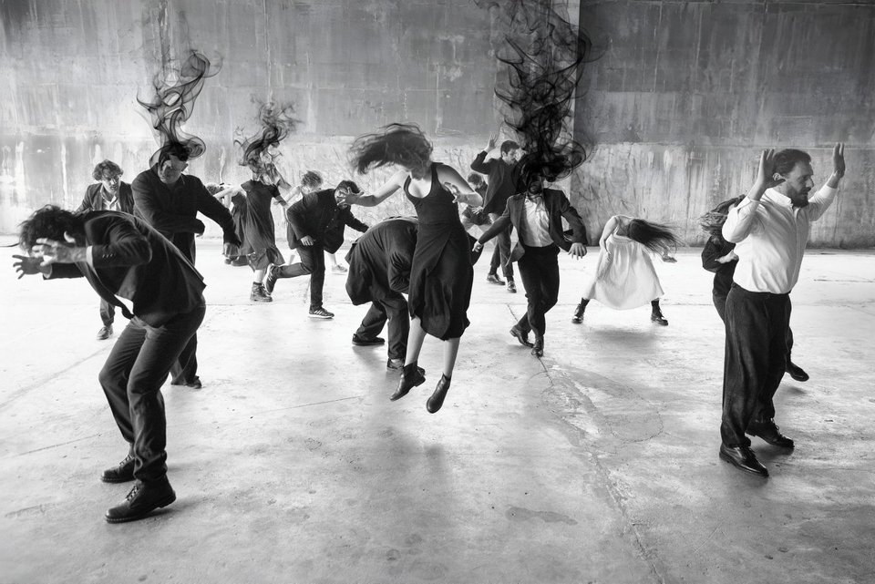 Είκοσι δύο ηθοποιοί, σε μια σκηνή σχεδόν γυμνή, συγκροτούν έναν Χορό-πρωταγωνιστή