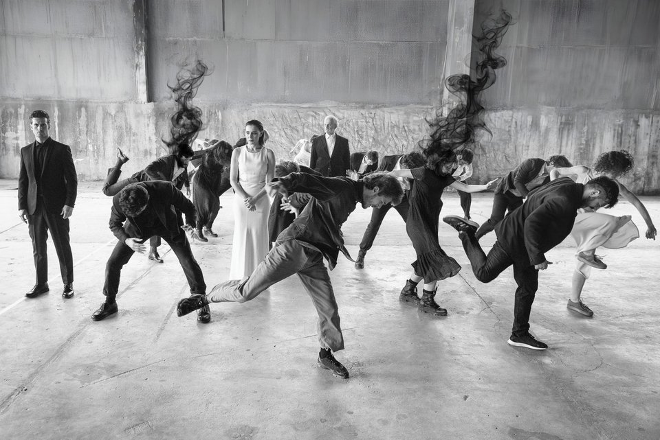 Στην παράσταση πρωταγωνιστούν οι Μαρία Ναυπλιώτου, Δημήτρης Καταλειφός, Αναστάσης Ροϊλός και Σταύρος Σβήγκος, πλαισιωμένοι από έναν δυναμικό 18μελή Χορό