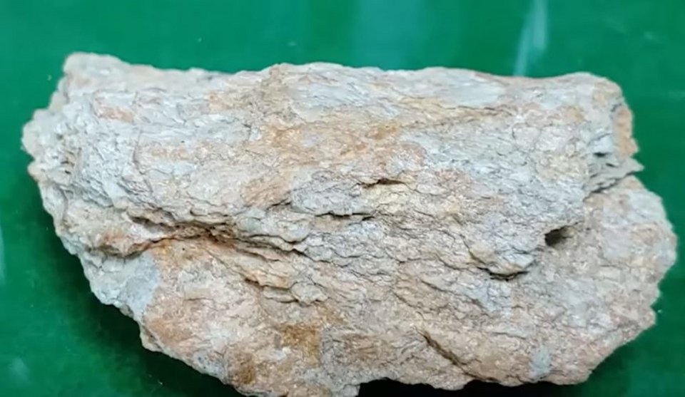 Ιλλίτης, ορυκτό υλικό που χρησιμοποιείται στις βιομηχανίες μπαταριών και καλλυντικών / Φωτογραφία: Screenshot / YouTube