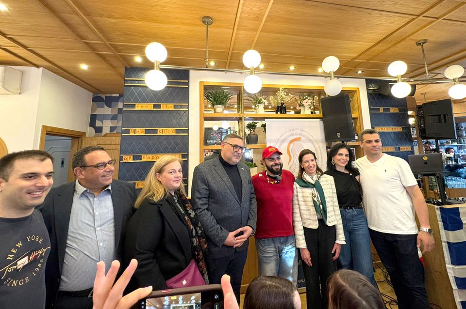 Ο Akylas με την πρέσβειρα της Ελλάδας στο Βέλγιο, Σοφία Γραμματά, τον πρόεδρο της Ελληνικής Κοινότητας Βρυξελλών, Φίλιππο Κοτσαρίδη, και μέλη της Ελληνικής Κοινότητας 