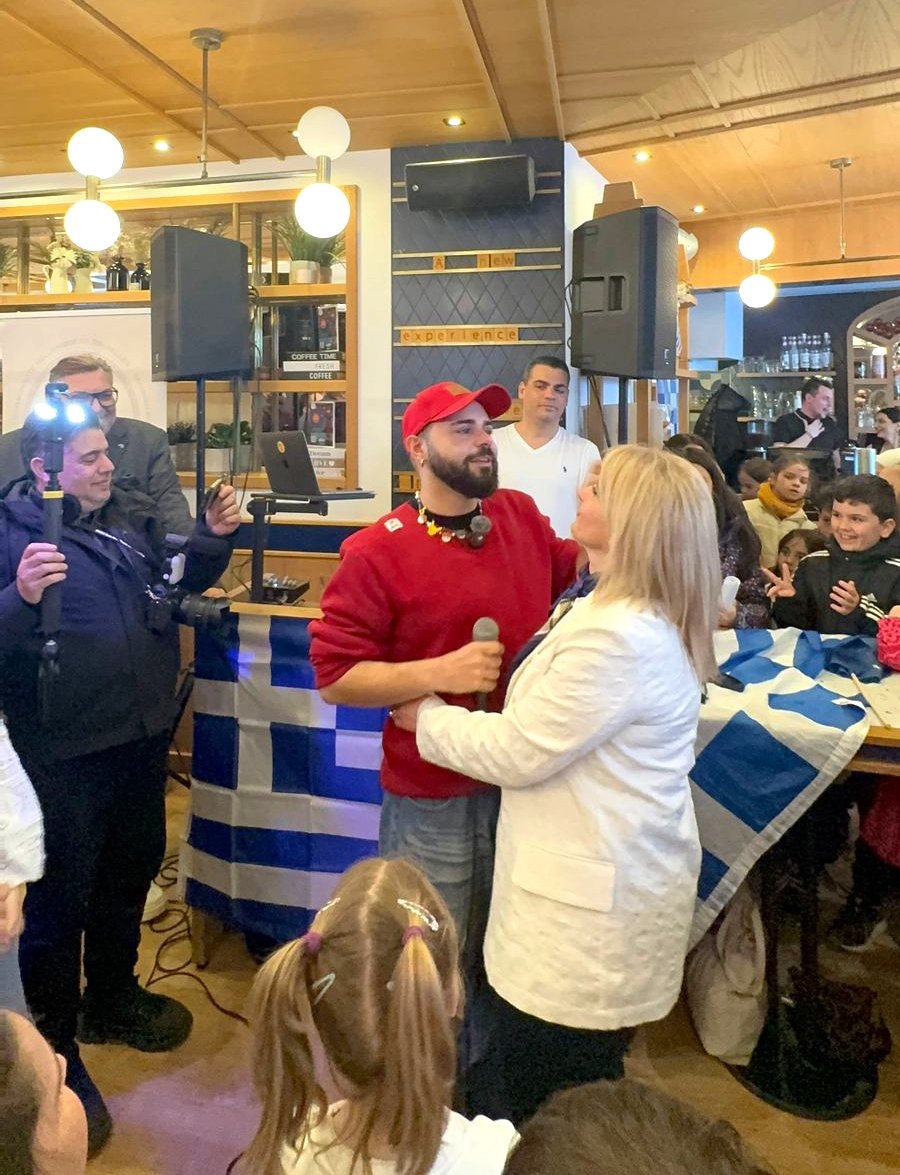 O Akylas με τη μητέρα του