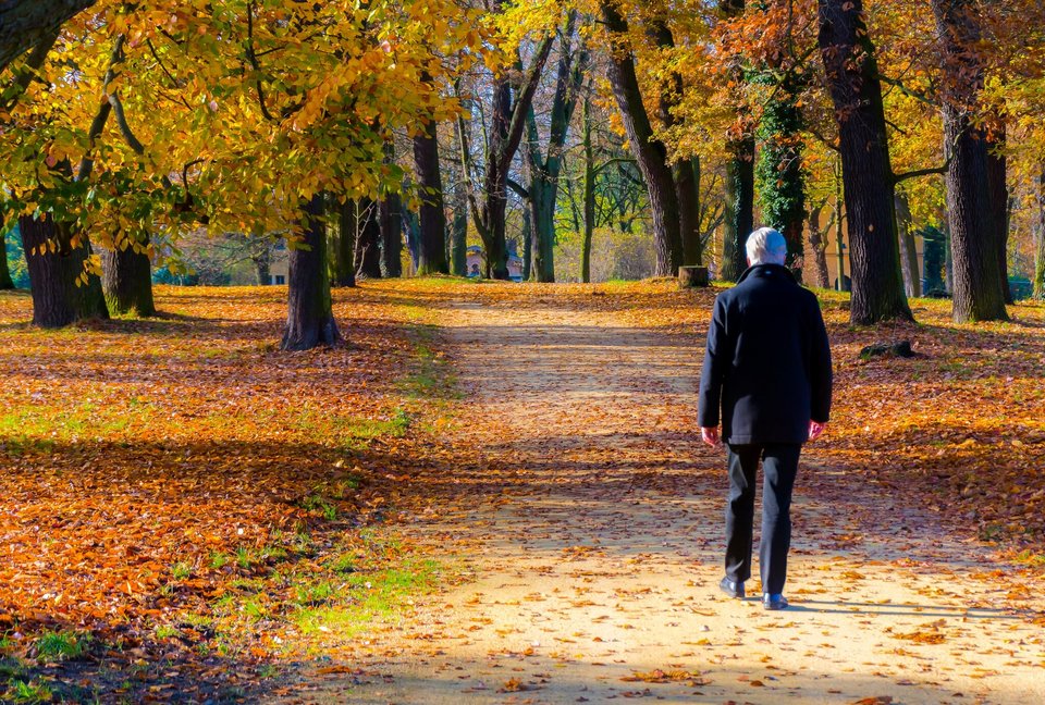 Μελέτες δείχνουν ότι 30 λεπτά ήπιας δραστηριότητας σε εξωτερικό χώρο, όπως το περπάτημα, μπορούν να βελτιώσουν σημαντικά τη διάθεση και να μειώσουν τα επίπεδα άγχους / SHUTTERSTOCK
