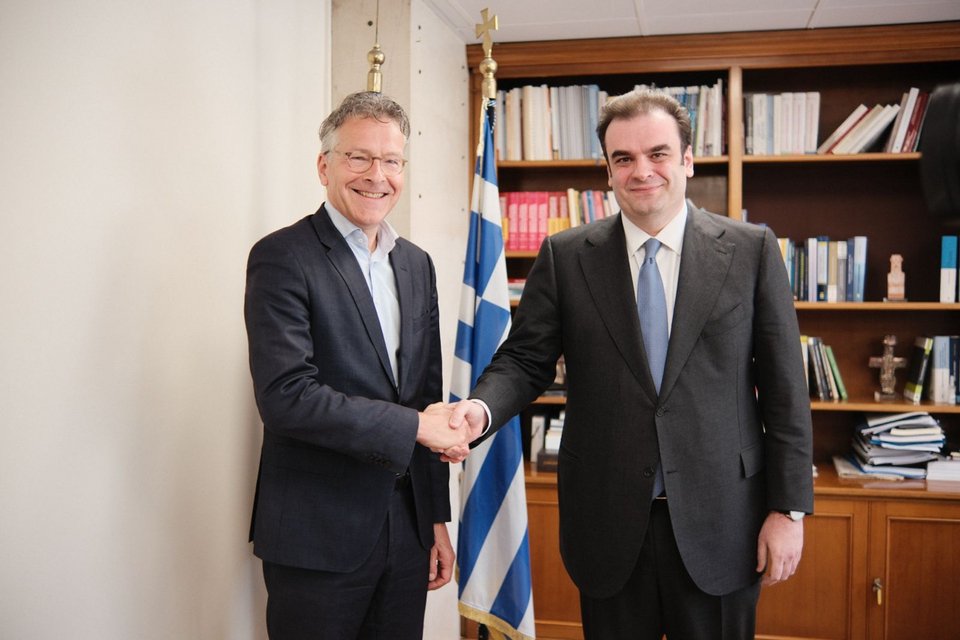 O Γερούν Ντάισελμπλουμ με τον Κυριάκο Πιερρακάκη 