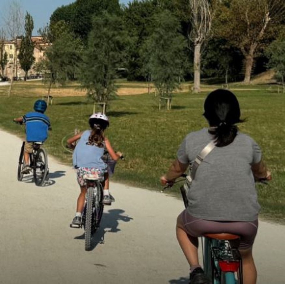 Τα παιδιά της οικογένειας Γκαλέλα κάνουν ποδήλατο / Φωτογραφία: Norma και Gaston Galella 