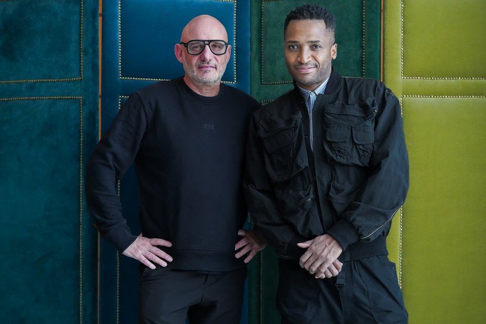 O Καλλιτεχνικός Διευθυντής Poka-Yio και ο &nbsp;Thiago de Paula Souza, επιμελητής της 8ης Μπιενάλε της Αθήνας