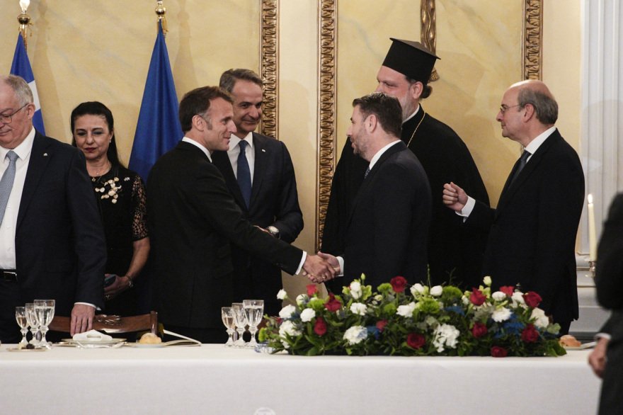 Ο Νίκος Ανδρουλάκης χαιρετά τον Γάλλο πρόεδρο Εμμανουέλ Μακρόν