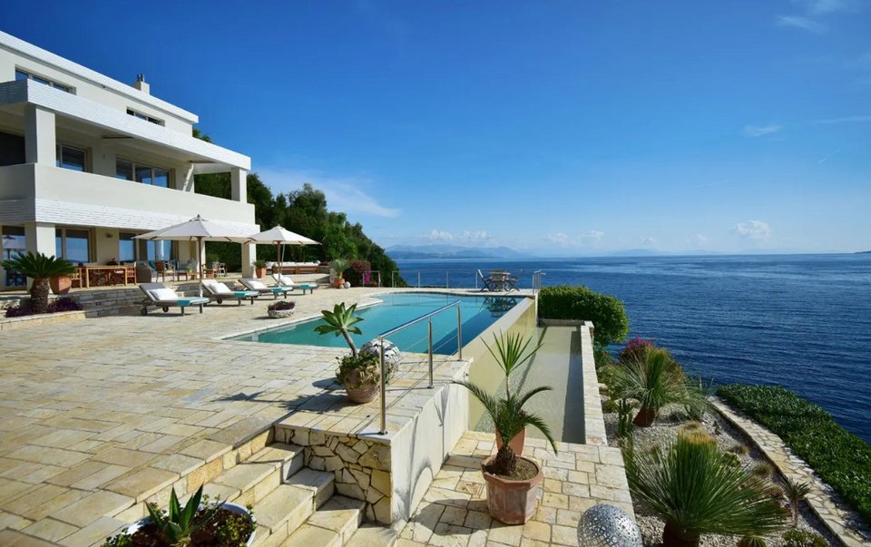 Στα 13.500.000 ευρώ διατίθενται πολυτελείς βίλες μπροστά στη θάλασσα στην Κέρκυρα