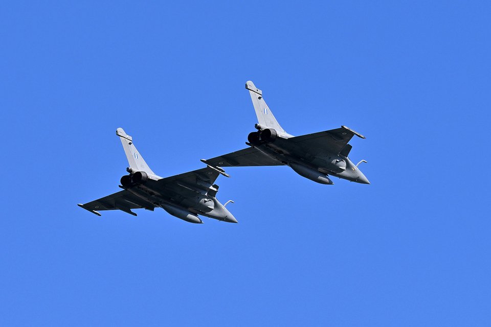 Τα δύο Rafale την στιγμή που περνούν πάνω από τον Πειραιά -Φωτογραφία: INTIME NEWS / ΧΑΛΚΙΟΠΟΥΛΟΣ ΝΙΚΟΣ