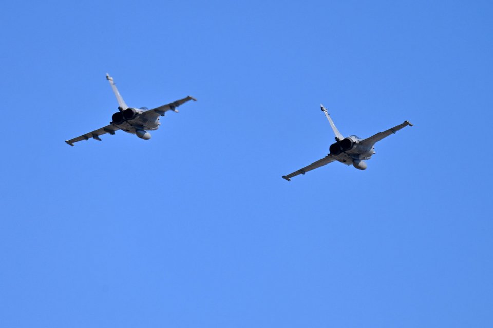 Τα δύο Rafale την στιγμή που περνούν πάνω από τον Πειραιά -Φωτογραφία: INTIME NEWS / ΧΑΛΚΙΟΠΟΥΛΟΣ ΝΙΚΟΣ