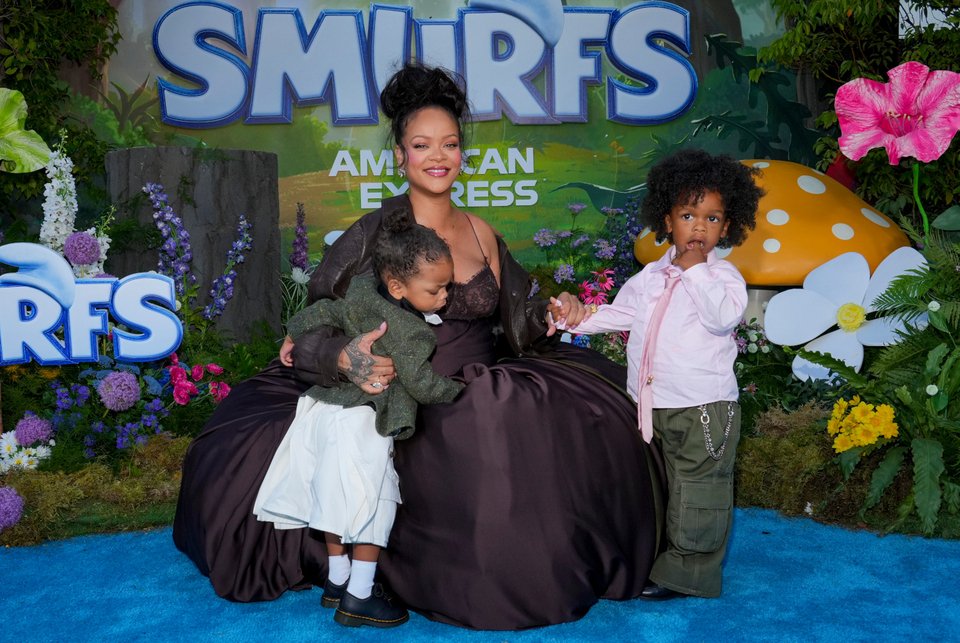 Η Ριάνα με τους γιους της στην πρεμιέρα της ταινίας «Στρουμφάκια» 