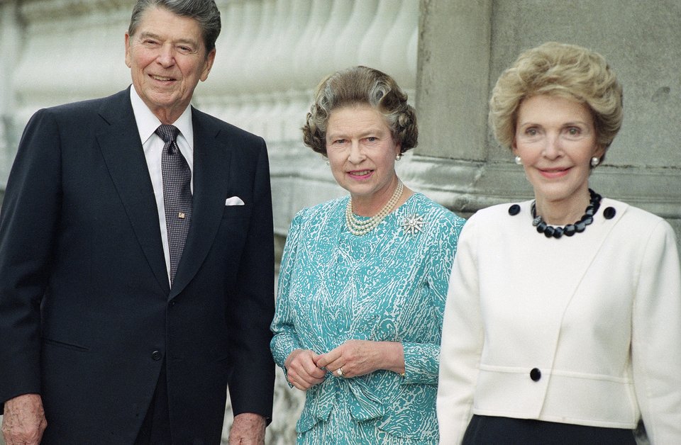 Ο πρώην πρόεδρος των ΗΠΑ Ρόναλντ Ρίγκαν και η σύζυγός του Νάνσι Ρίγκαν (δεξιά) συναντούν τη Βασίλισσα Ελισάβετ Β΄ το Ανάκτορο του Μπάκιγχαμ, στο Λονδίνο, την Τετάρτη 14 Ιουνίου 1989