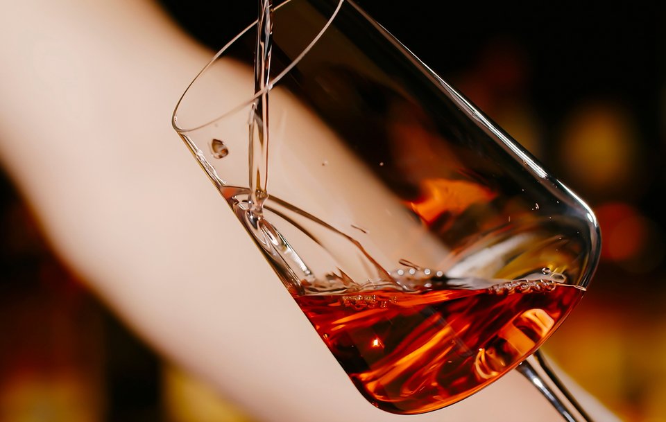  Οι προτάσεις βασίζονται στη χημική αλληλεπίδραση των συστατικών των κρασιών, τανίνες, οξύτητα, αλκοόλ, ώστε να εξισορροπήσουν ή να συμπληρώσουν τη γεύση του φαγητού /shutterstock