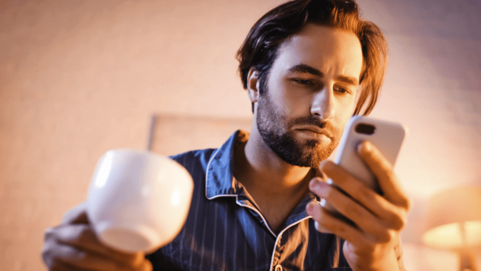 Στο επίκεντρο αυτού του φαινομένου βρίσκονται οι λεγόμενοι «screenmaxxers»: χρήστες που περνούν σχεδόν κάθε στιγμή της ημέρας μπροστά σε μια οθόνη και δεν βλέπουν σε αυτό κάποιο πρόβλημα / SHUTTERSTOCK