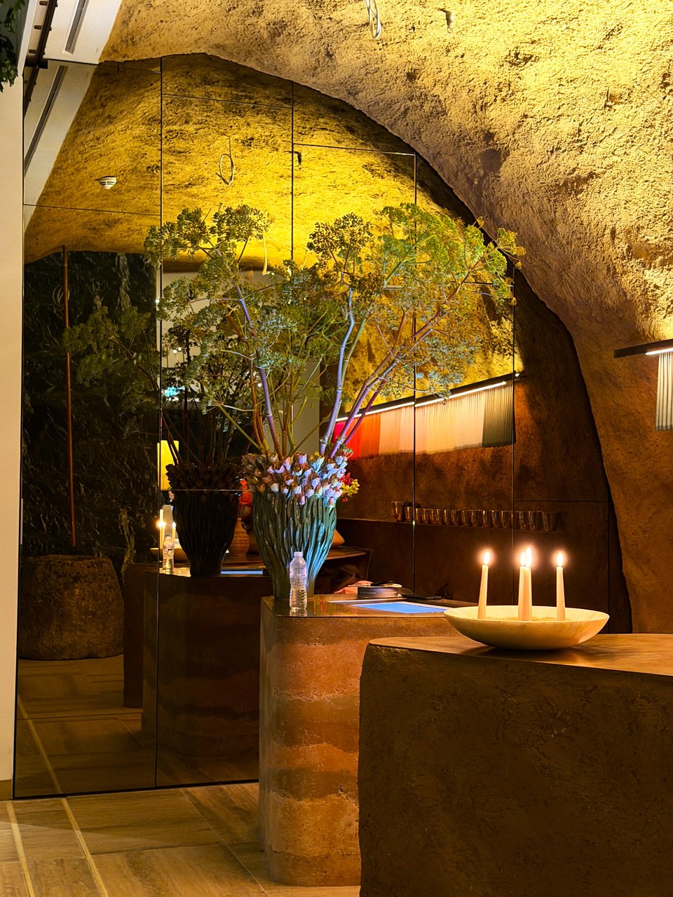 Άποψη από τον μικρό μυστικό κήπο στο εσωτερικού του ξενοδοχείου όπου λειτουργεί το κατάστημα Secret Garden / Φωτογραφία: Λητώ Μησιακούλη 