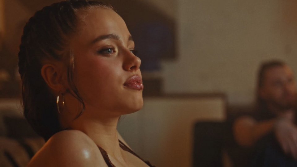 Η Σιλό στο βίντεο κλιπ της Dayoung  