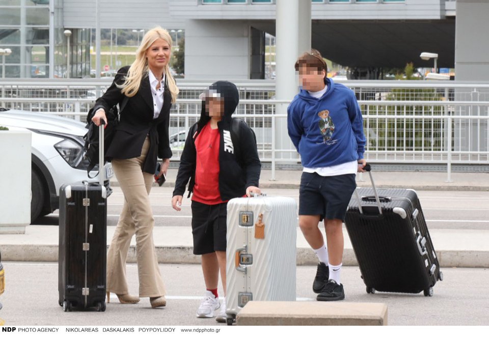 Η Φαίη Σκορδά με τους γιους της, Γιάννη και Δημήτρη Λιάγκα