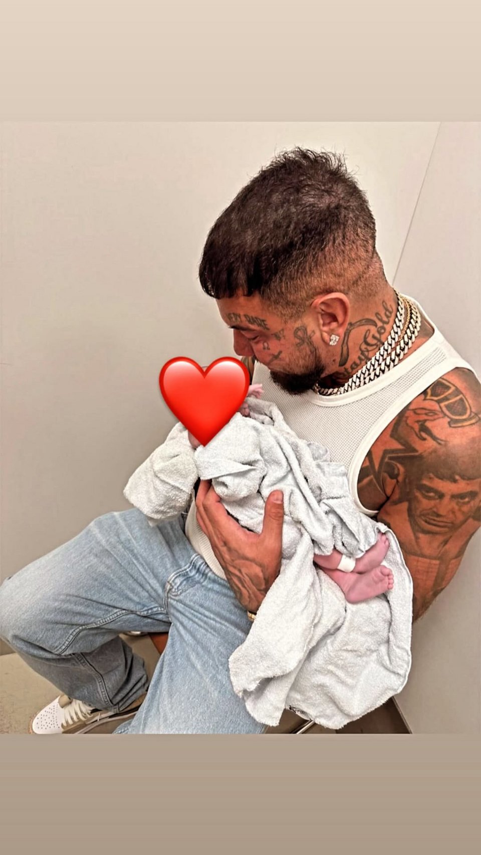 O Snik στο μαιευτήριο με το νεογέννητο παιδί του στην αγκαλιά του.