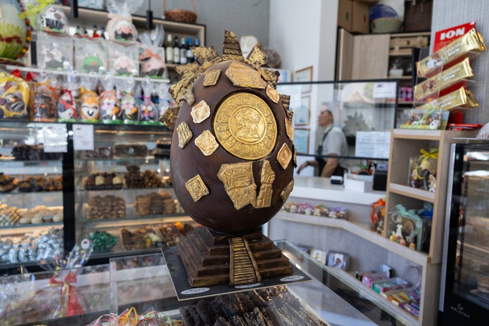 Σοκολατένιο αυγό γίγας 10 κιλών, στο ζαχαροπλαστείο του Γιάννη Μαρίνη στη Θεσσαλονίκη