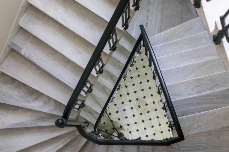 Μαρμαρινες σκάλες και θαυμάσια πατώματα 