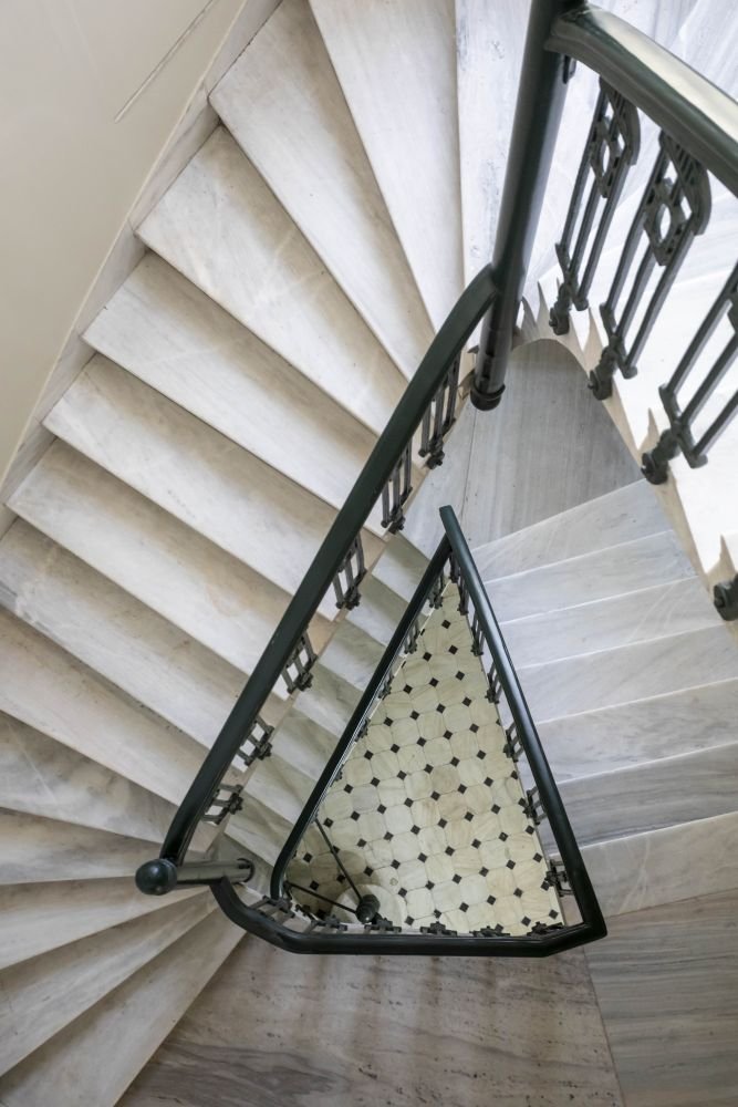 Μαρμαρινες σκάλες και θαυμάσια πατώματα 