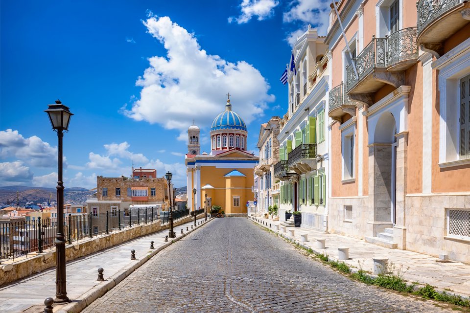 Η Σύρος αναδεικνύεται ως ένας αυθεντικός και ανερχόμενος ταξιδιωτικός προορισμός διεθνούς ενδιαφέροντος, μέσα από εκτενή αφιερώματα καθιερωμένων βρετανικών μέσων