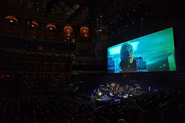 Στις 4 Ιουνίου, στο Ωδείο Ηρώδου Αττικού, η διαχρονική ταινία του Ridley Scott θα προβληθεί σε μια μνημειακών διαστάσεων HD οθόνη, ενώ η θρυλική μουσική του Vangelis θα εκτελείται ζωντανά 