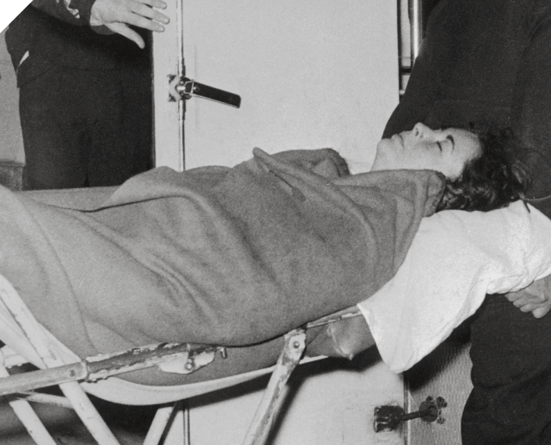 Το 1961, κατά τη διάρκεια των γυρισμάτων της ταινίας «Κλεοπάτρα», η Λιζ Τέιλορ βρέθηκε αντιμέτωπη με μια σοβαρή πνευμονία που την έριξε σε κώμα / GETTY
