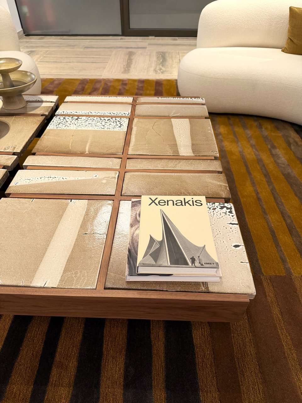 Καθιστικό κοντά στην κεντρική είσοδο και το σημείο που θα ανοίξει το κατάστημα KESSARIS / Φωτογραφία: Λητώ Μησιακούλη