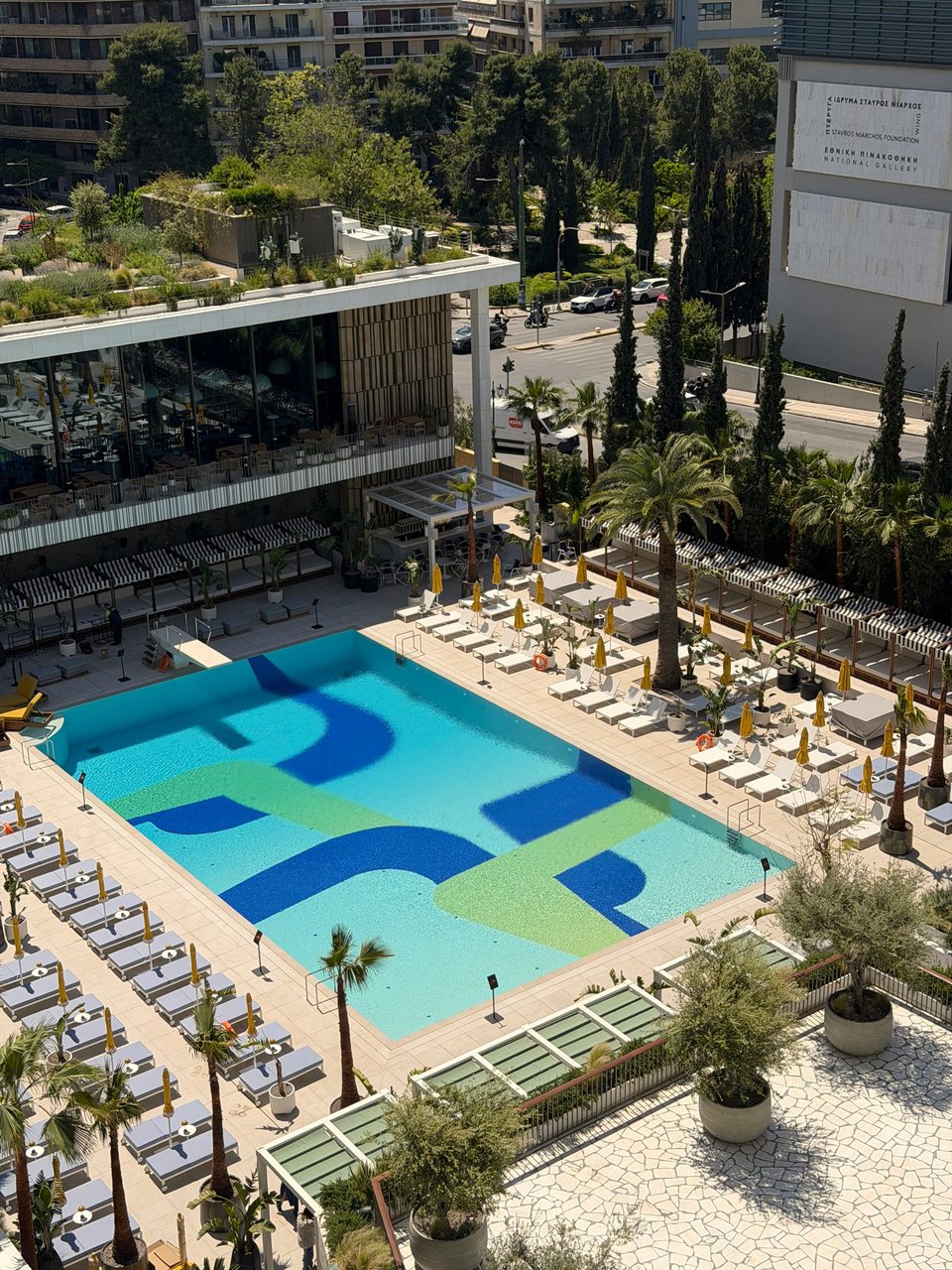 Η εξωτερική πισίνα του Conrad Athens The Ilisian όπου θα διατίθεται η καλοκαιρινή συλλογή Zeus+Dione / Φωτογραφία: Λητώ Μησιακούλη