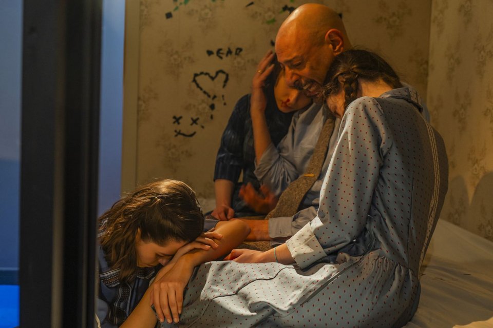 Το Εθνικό Θέατρο παρουσιάζει, από τις 16 Απριλίου στη Νέα Σκηνή «Νίκος Κούρκουλος» του Κτιρίου Τσίλλερ, την «Κουκλίτσα», μια παράσταση βασισμένη στο «Κουκλόσπιτο» του Ίψεν