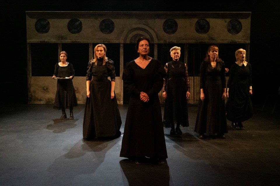 Υρώ Λούπη, Ιωάννα Παγιατάκη, Λίλιαν Παλάντζα, Πολυξένη Σπυροπούλου, Δανάη Σταματοπούλου, Άννη Τσολακίδου, Μαρία Χατζηιωαννίδου